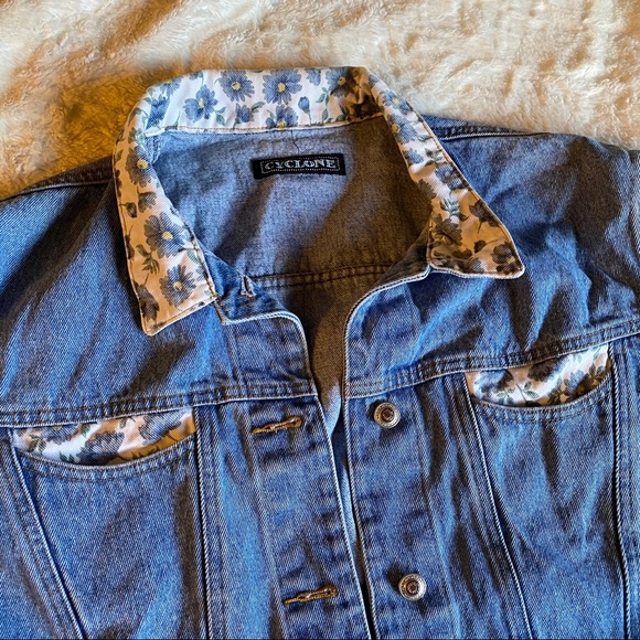 Vintage 80s/90s floral denim jacket - Picture 3 of 5